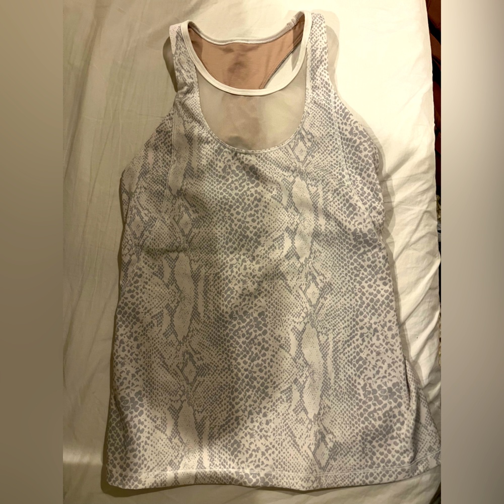 Lululemon work out top with built in support 8